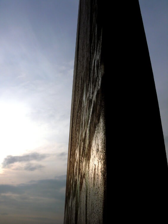67 Tonnen schwer ist die Skulptur „Bramme für das Ruhrgebiet“ von Richard Serra auf der Halde Schurenbach. Foto: Sandra Anni Lang