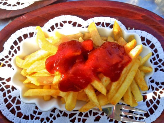 Pommes Frites mit Ketchup.