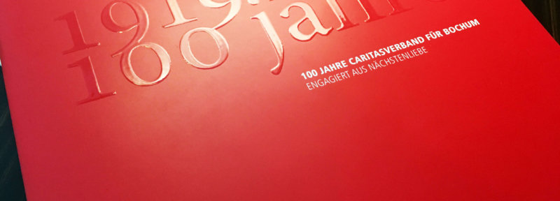100 Jahre Caritas, Jubiläumsbroschüre 2019 - Titelseite mit Klarlack