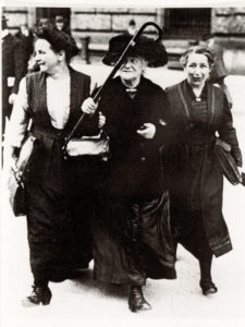 Bochumer Frauen 1919 (v. l.): Lore Agnes, Clara Zetkin, Mathilde Wurm
