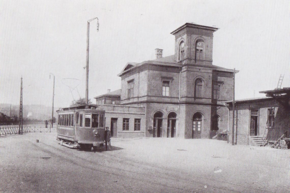 Alter Bahnhof Hattingen 1980: Der Hattinger Bahnhof mit einem Wagen der Bergischen Kleinbahn, die, von Wuppertal kommend, hier ihre Endstelle hatte.