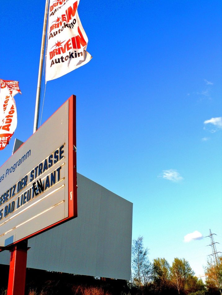 Programmtafeln im Autokino Essen