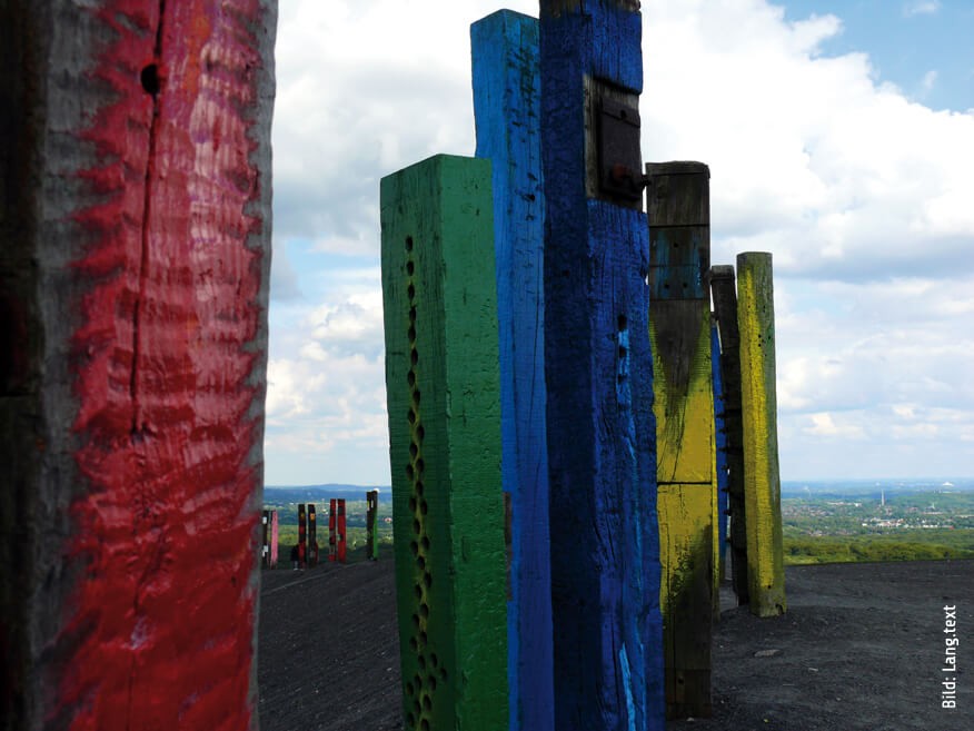 Halde Haniel: Mit 159 Metern eine der höchsten Abraumhalden. Mit Installation aus Eisenbahnschwellen „Totems“ des Malers und Bildhauers Agustín Ibarrola. ©Sandra Anni Lang
